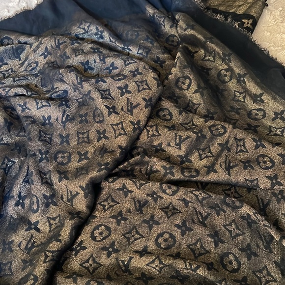Louis Vuitton Navy Blue Scarf/Wrap🔥 - Picture 5 of 10